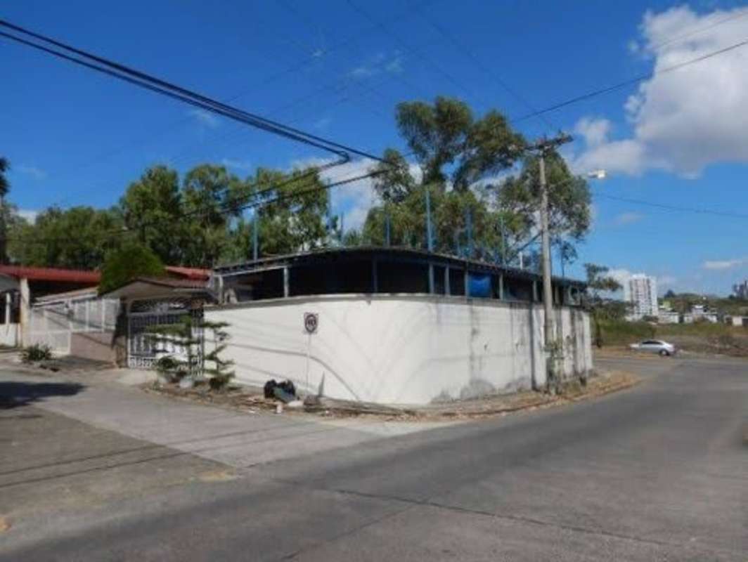 Corner lot with perimeter wall, gated access in Villa Lucre Panama City
