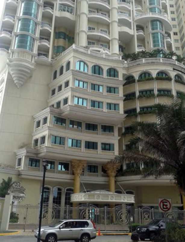 Spacious covered ocean-view terrace with dining lounge area in PH Bellagio Punta Pacífica Panama