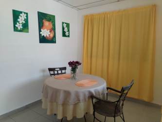 Dining room area with ceramic floor and natural light at Jardines de Mastranto house Panama