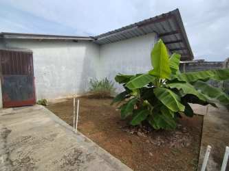 Side garden and fenced yard of residential house Panama Oeste