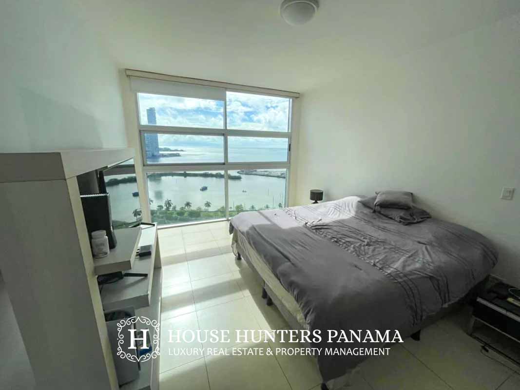 Master bedroom with large window, panoramic bay view, marble floors in PH White Tower Avenida Balboa Panama