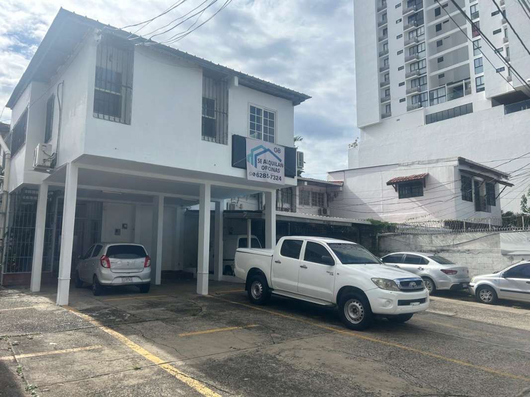 White two-floor commercial house with covered parking in Coco del Mar for rent Panama