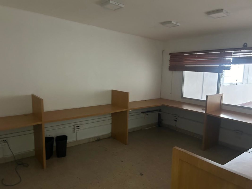 Built-in corner workstations with partition Office House for rent Panama City