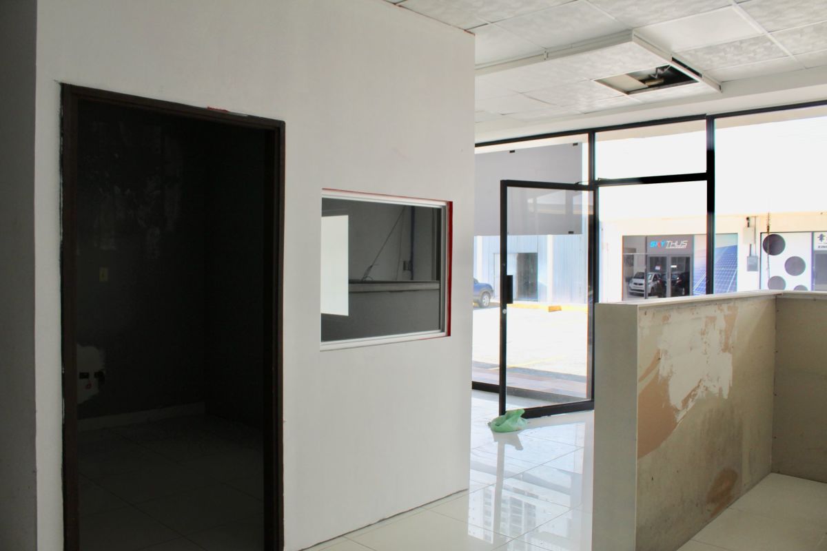 Reception counter and glass entrance in commercial unit Display Plaza Vía Brasil Panama City