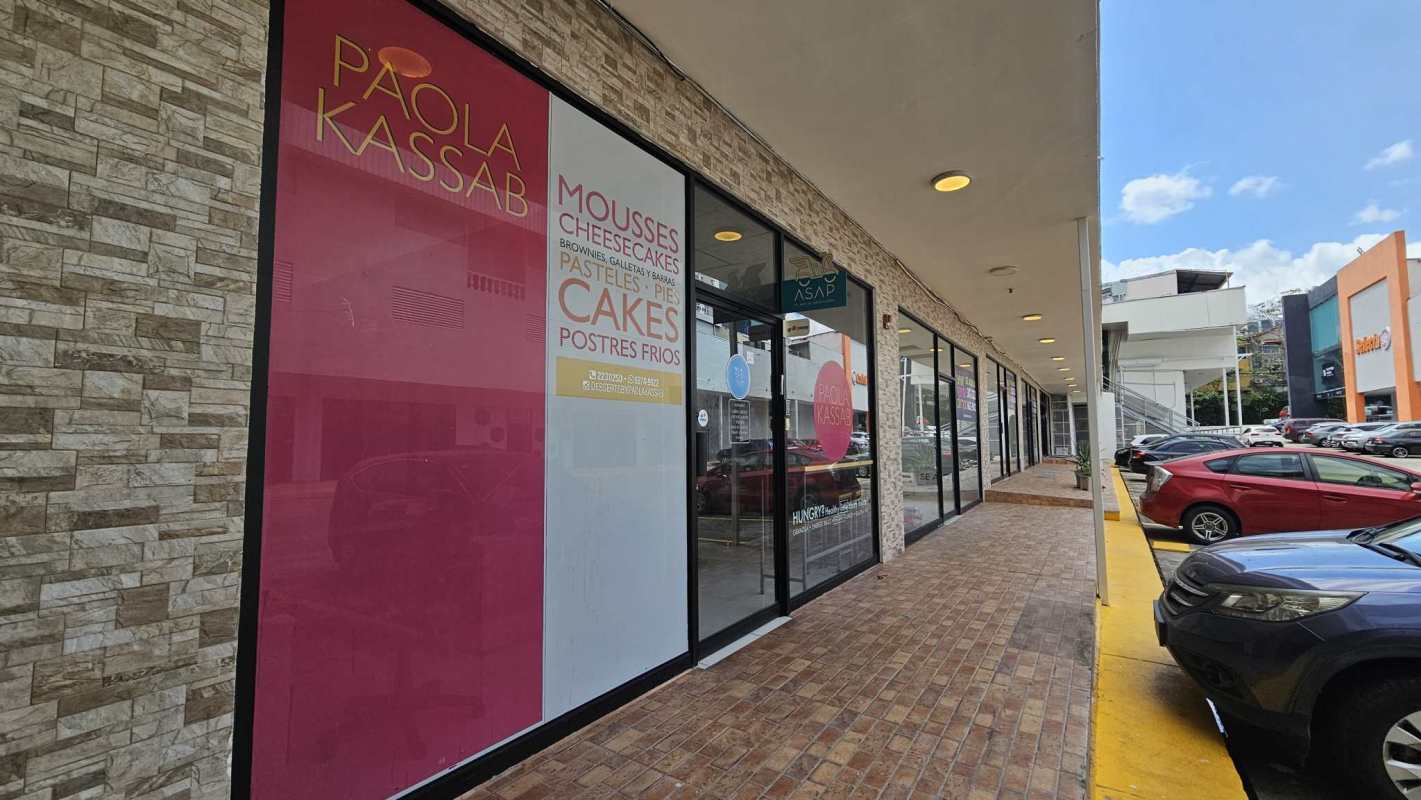 Stone veneer walls, glass windows in commercial plaza Display Plaza Vía Brasil Panama