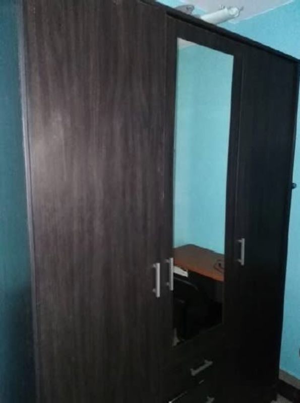 Bedroom with mirrored wardrobe and blue walls PH Villa Andalucía Las Acacias Panama