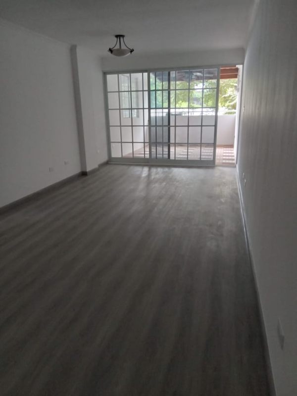 Granite countertops and wood cabinets kitchen PH Miraflores Plaza Betania Panama