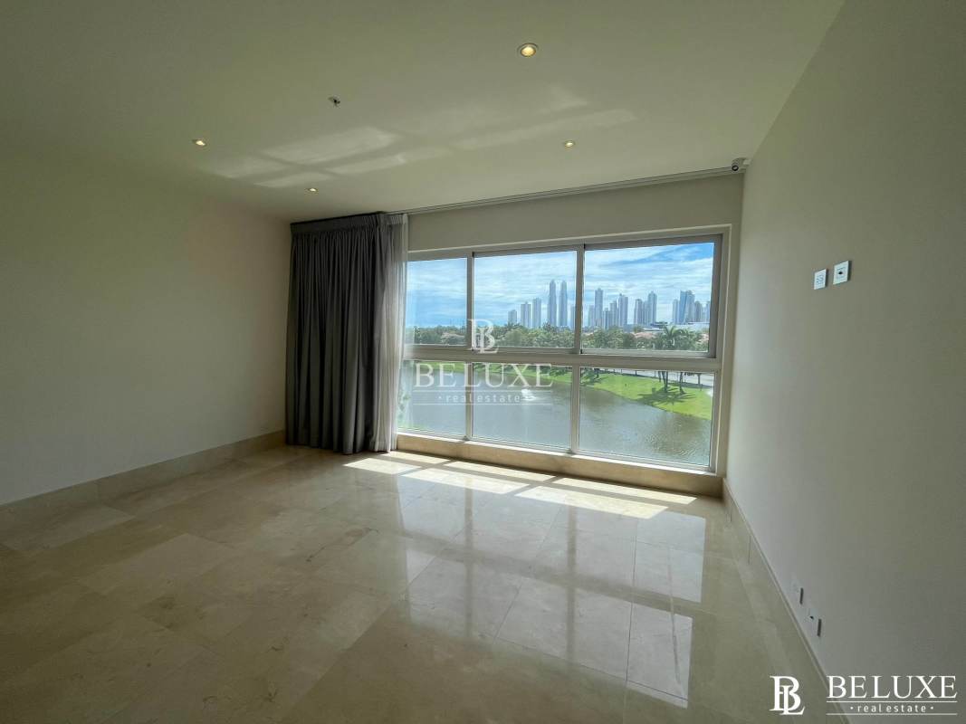 Balcony with panoramic golf course and lake views in Tower Privilege The Reserve Santa Maria