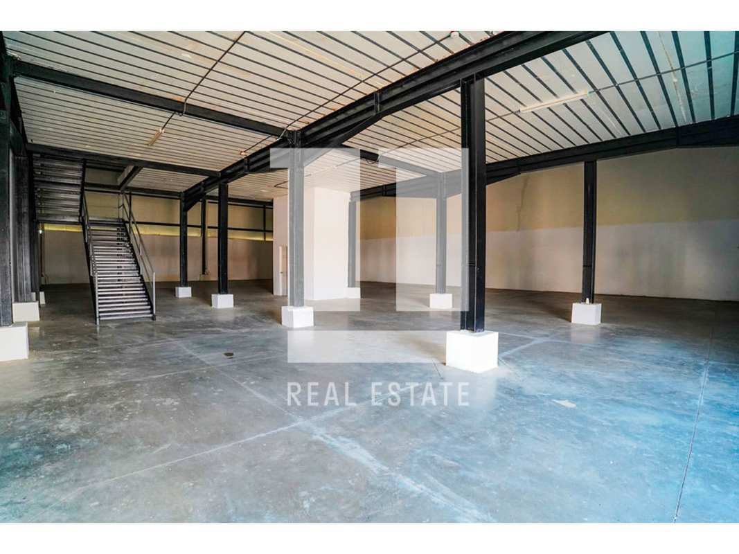 Industrial Warehouse with Mezzanine in Parque Las Américas Pedregal