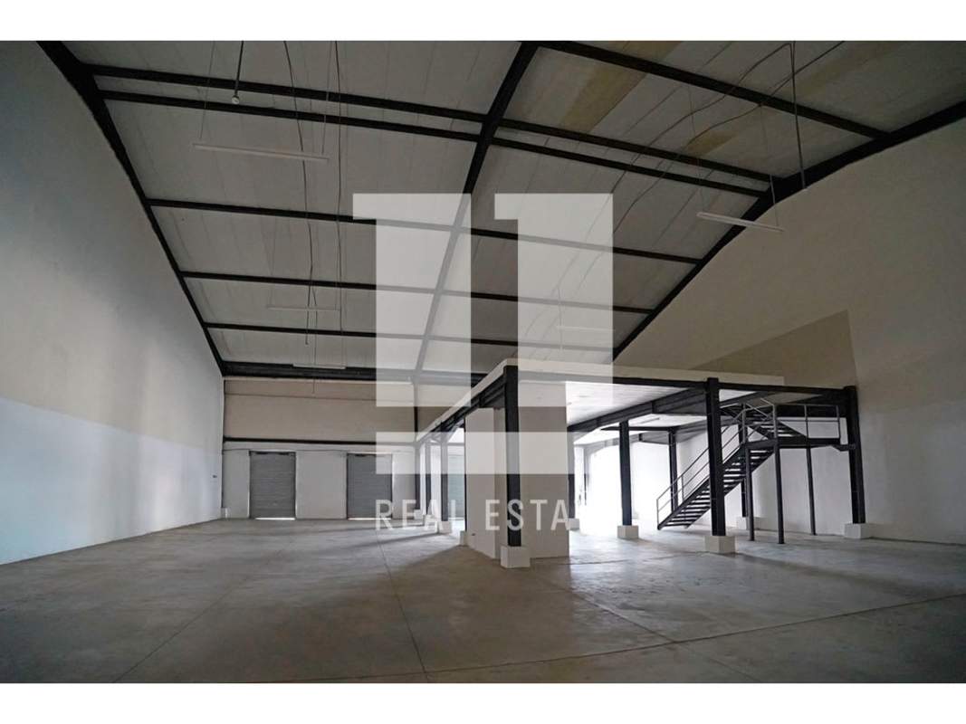 Interior warehouse space with steel structure and mezzanine Parque Las Américas Panama