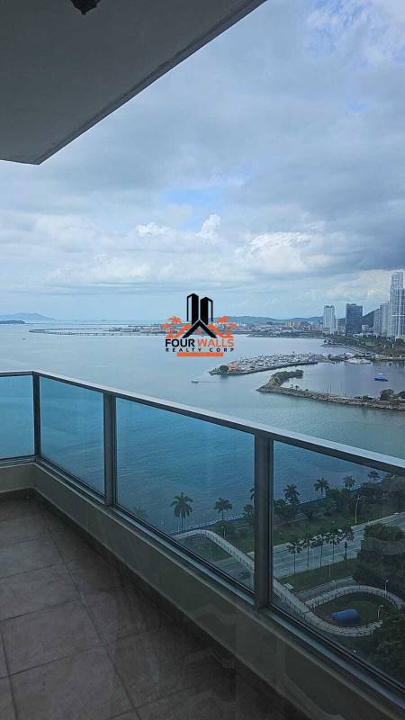 Modern gym with panoramic ocean and city skyline views in BICSA Tower Panama