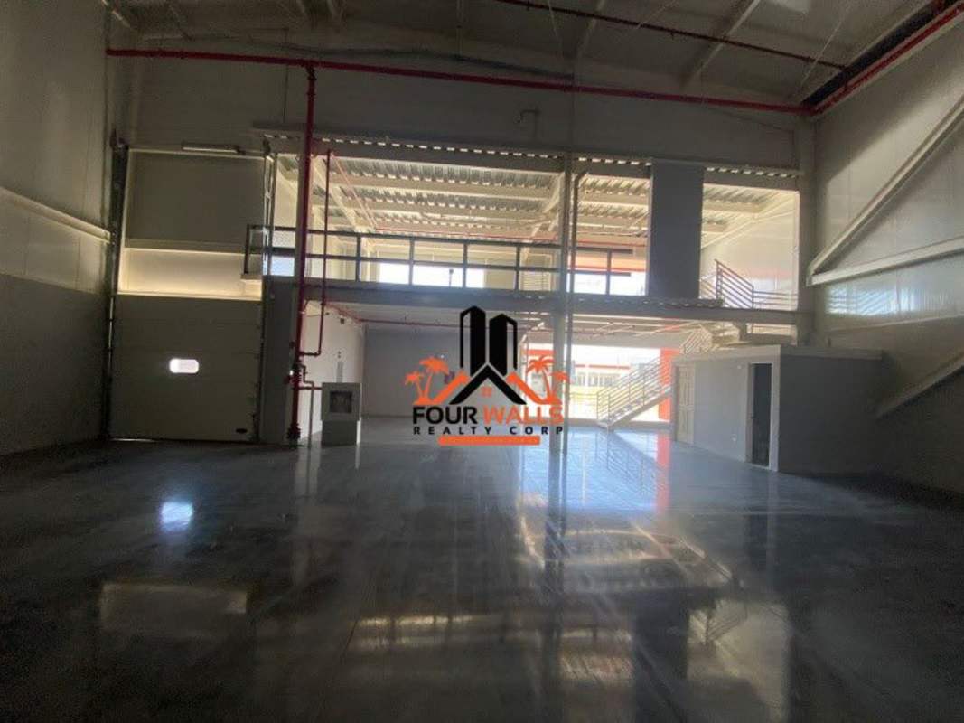 Interior of warehouse featuring mezzanine level and large rolling door in Panapark Free Zone Panama