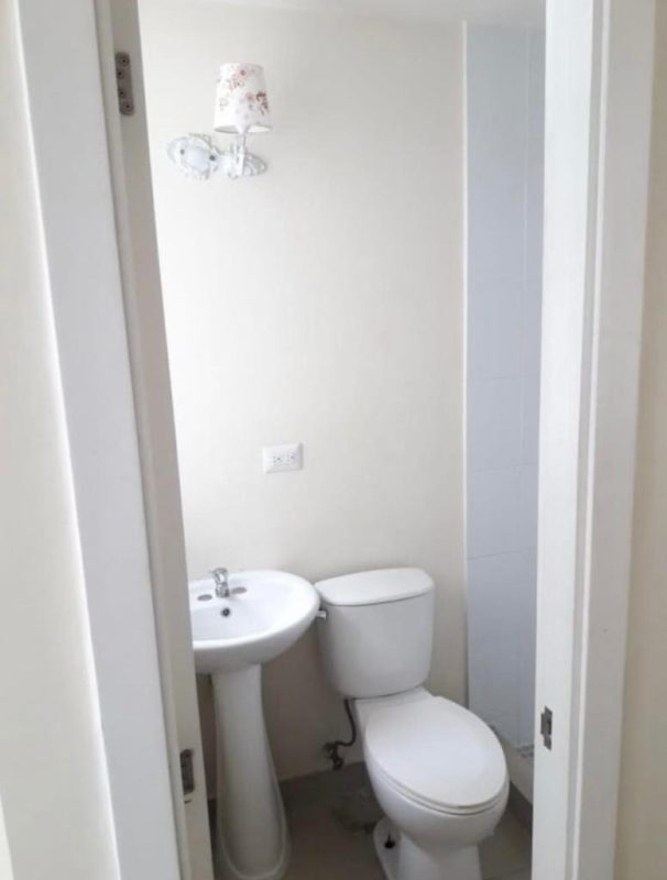 Modern bathroom with shower and fixtures in PH Rokas Condado del Rey Panama