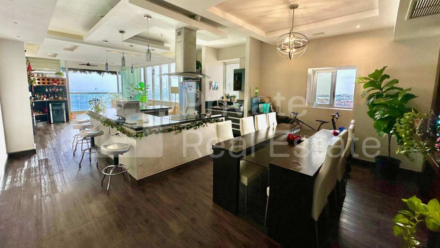 Balcony with clear ocean panorama, glass railing at PH Rivage