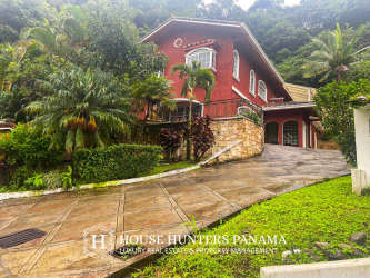 Open concept living and dining with vaulted ceilings, stone tile floors in Victorian villa Valle Escondido Boquete