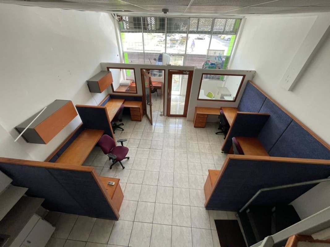 Modern compact office cubicle with tiled floor in PH Plaza Las Arcadas Juan Díaz Panama