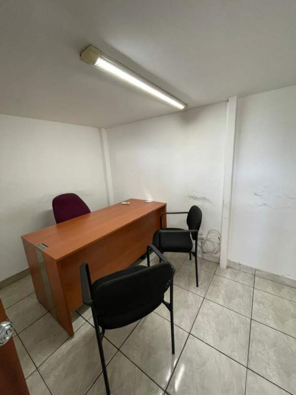 Small minimalist private office with wooden desk and chairs PH Plaza Las Arcadas Panama
