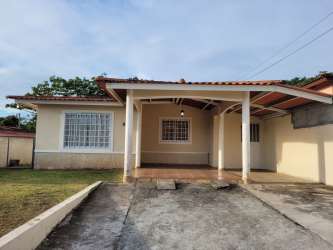 Covered porch area with driveway in single-family house Vista Alegre Arraiján.