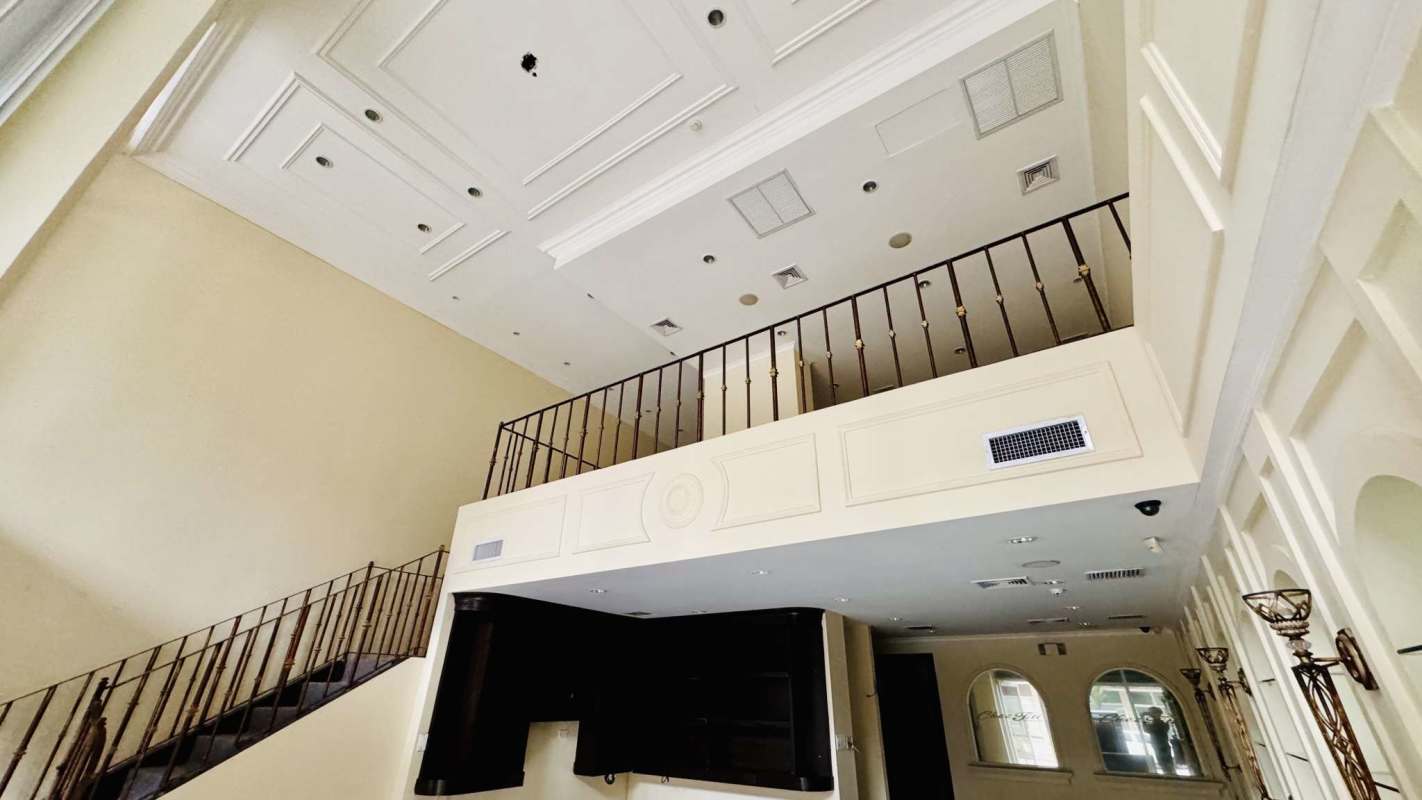 View of mezzanine and internal space in commercial premises El Cangrejo Panama