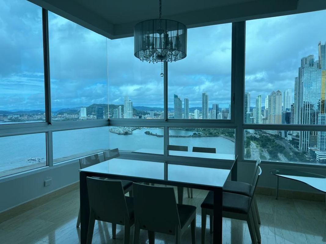 Dining area with panoramic ocean and city view in Punta Paitilla luxury apartment