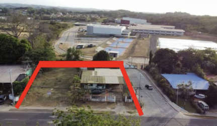 Vacant 1,667 m2 lot with small structure across from Chitré Mall, located on prime intersection ready for development.