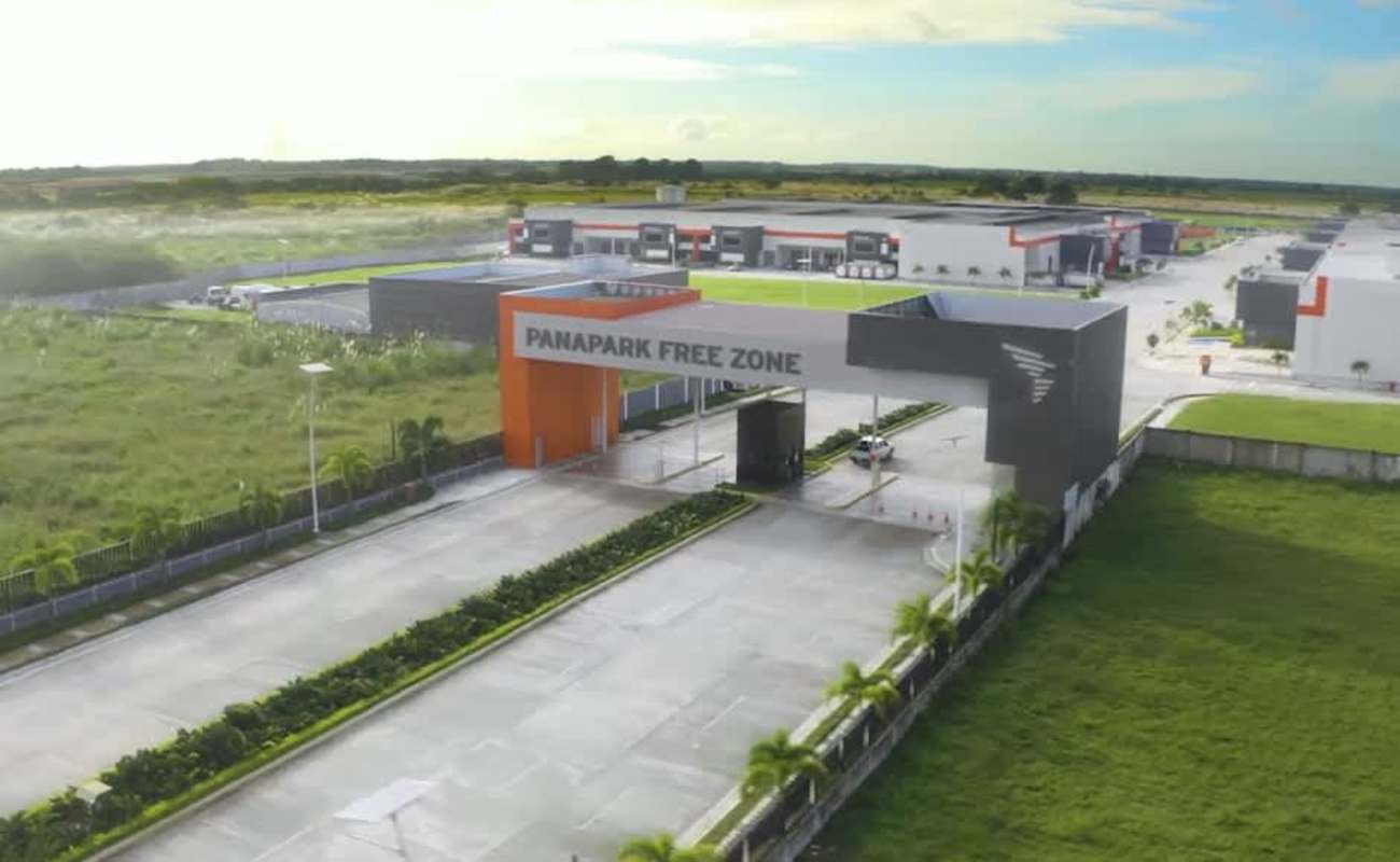 Industrial warehouse with open floor, sprinkler system and steel beams in Panapark