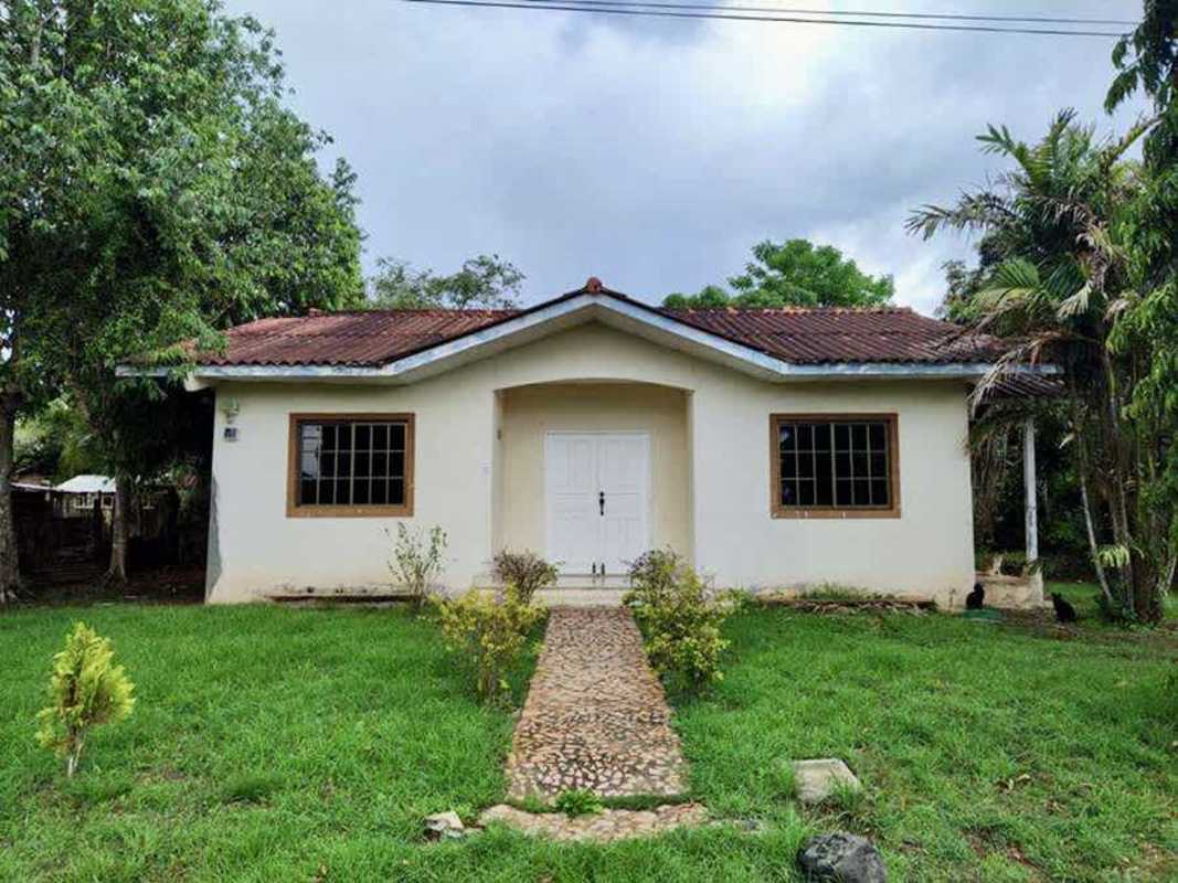 Budget homes with garden space and car parking in Panama