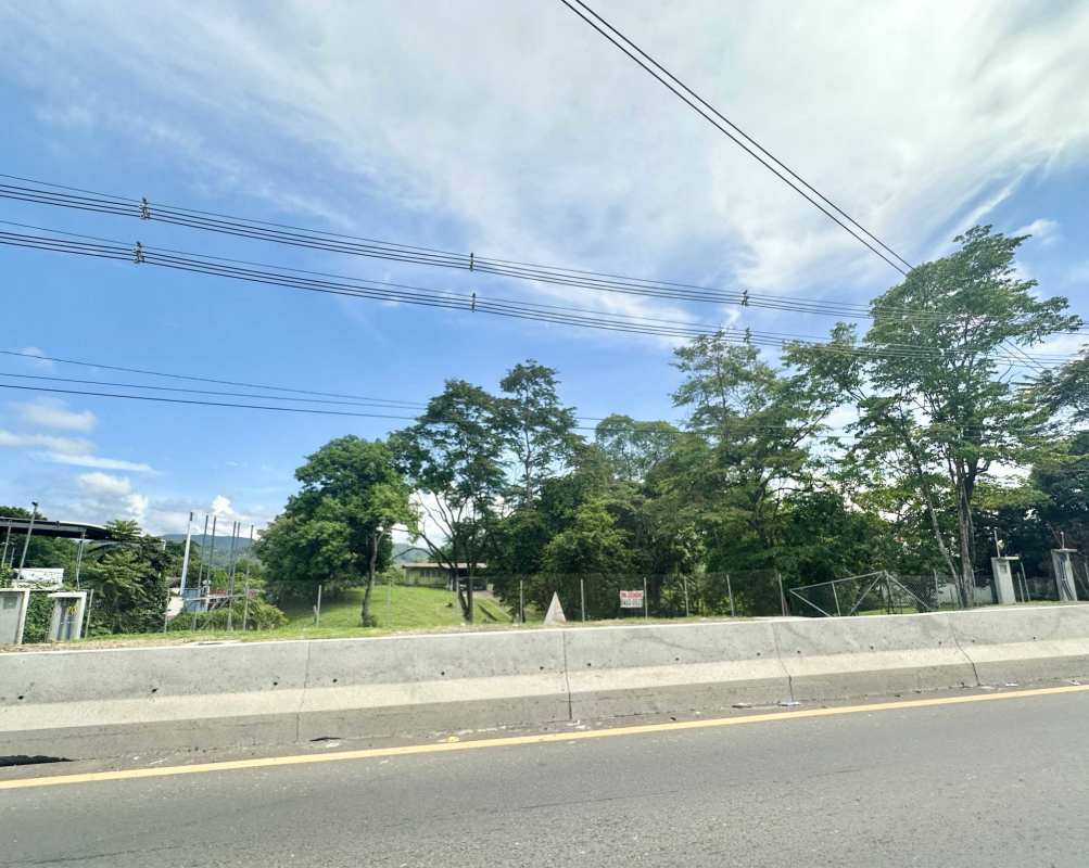 Road and lot frontage along busy avenue in 24 de Diciembre Panama City