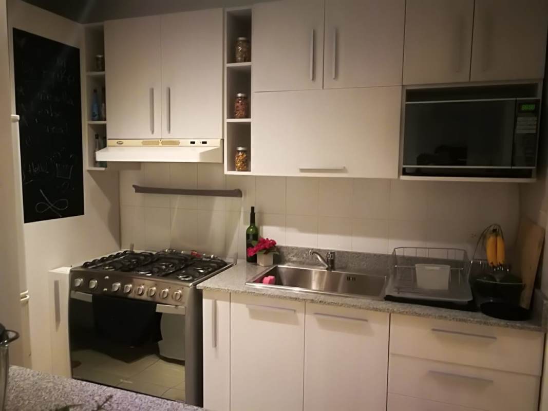 Modern kitchen with granite countertop at PH Majestic Edison Park Panama