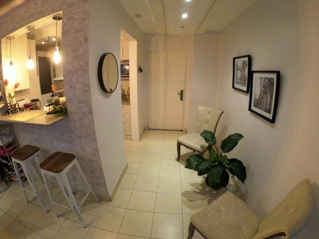 Master bedroom with built-in closet and window PH Majestic Edison Park Panama