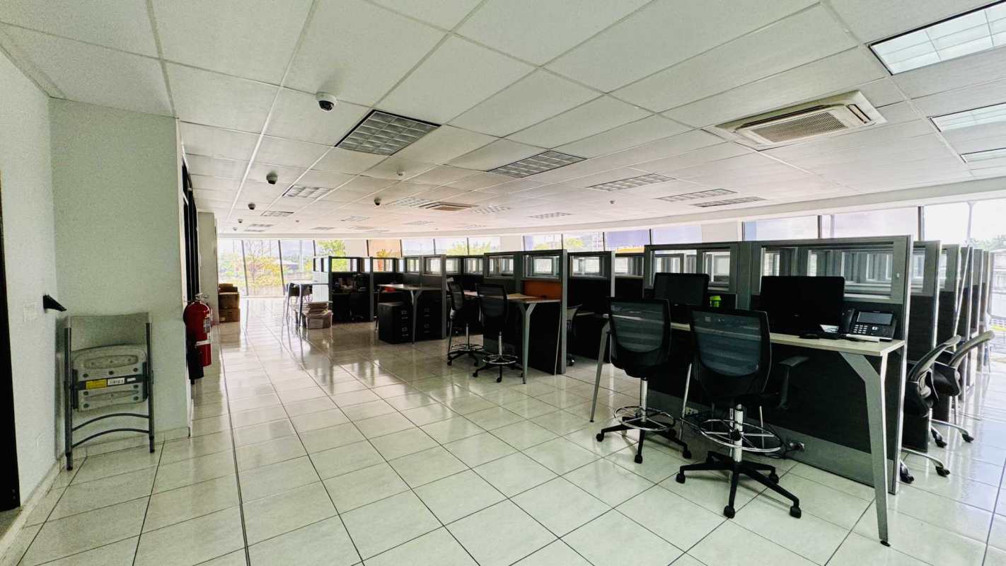 Private enclosed office with glass partitions for rent in Panama City PH Plaza Edison