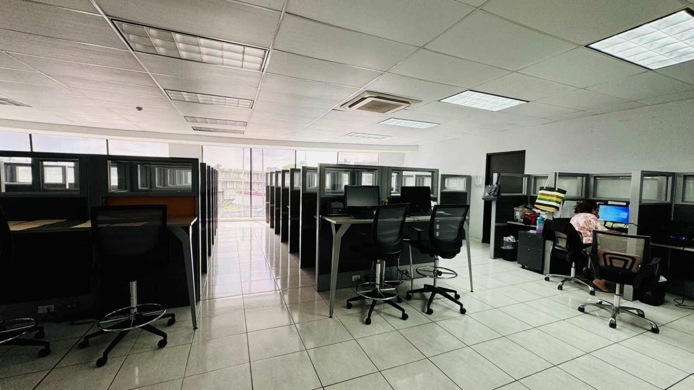 Modern bathroom with glass shower enclosure in office PH Plaza Edison Panama