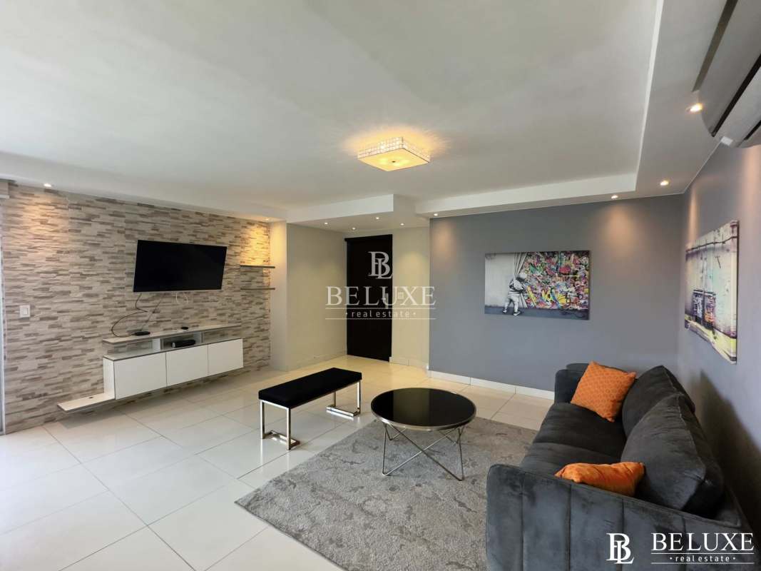 Bedroom with walk-in closet bright windows PH Moon Tower Panama City for sale