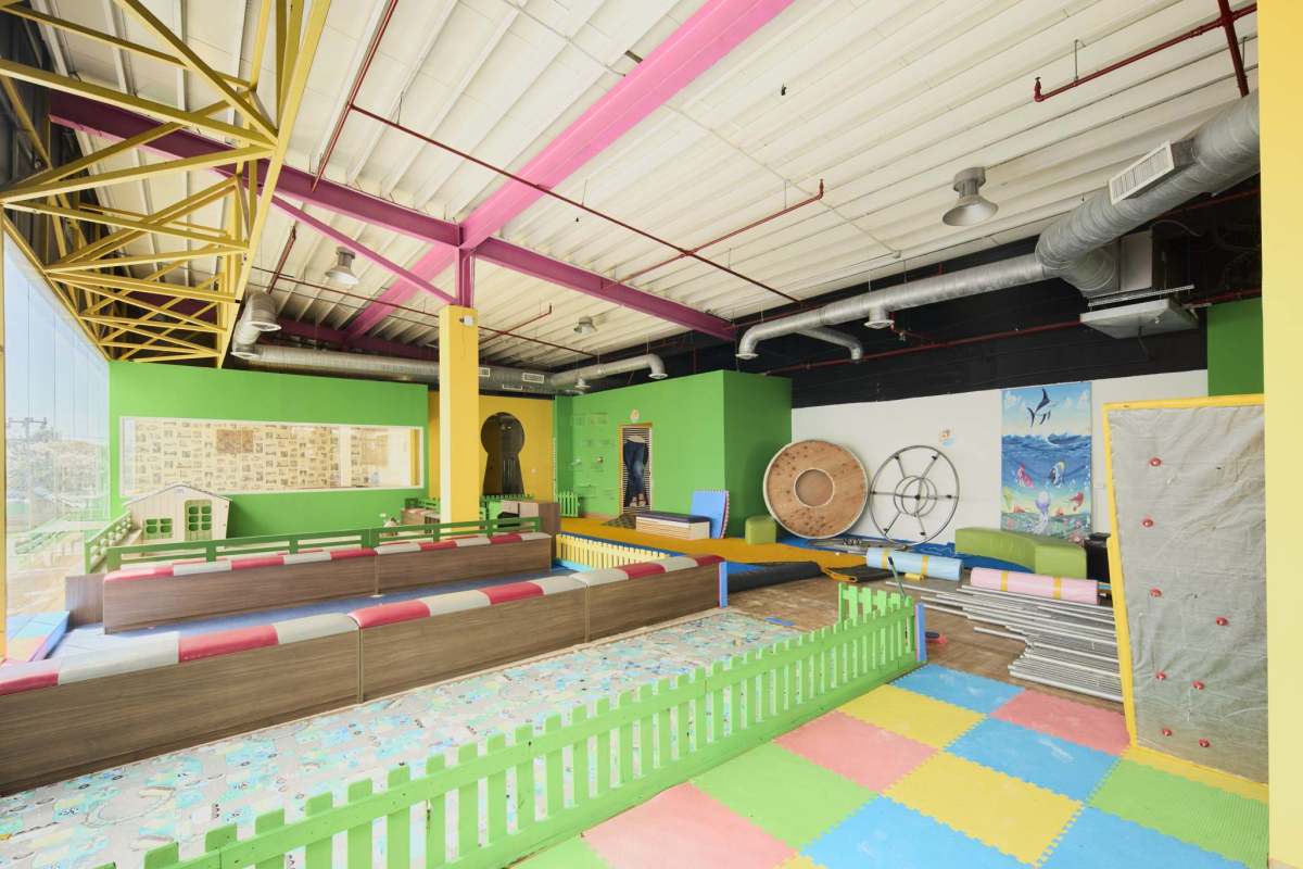 Children’s indoor playroom with padded colorful floors and large windows commercial space for rent in Panama City