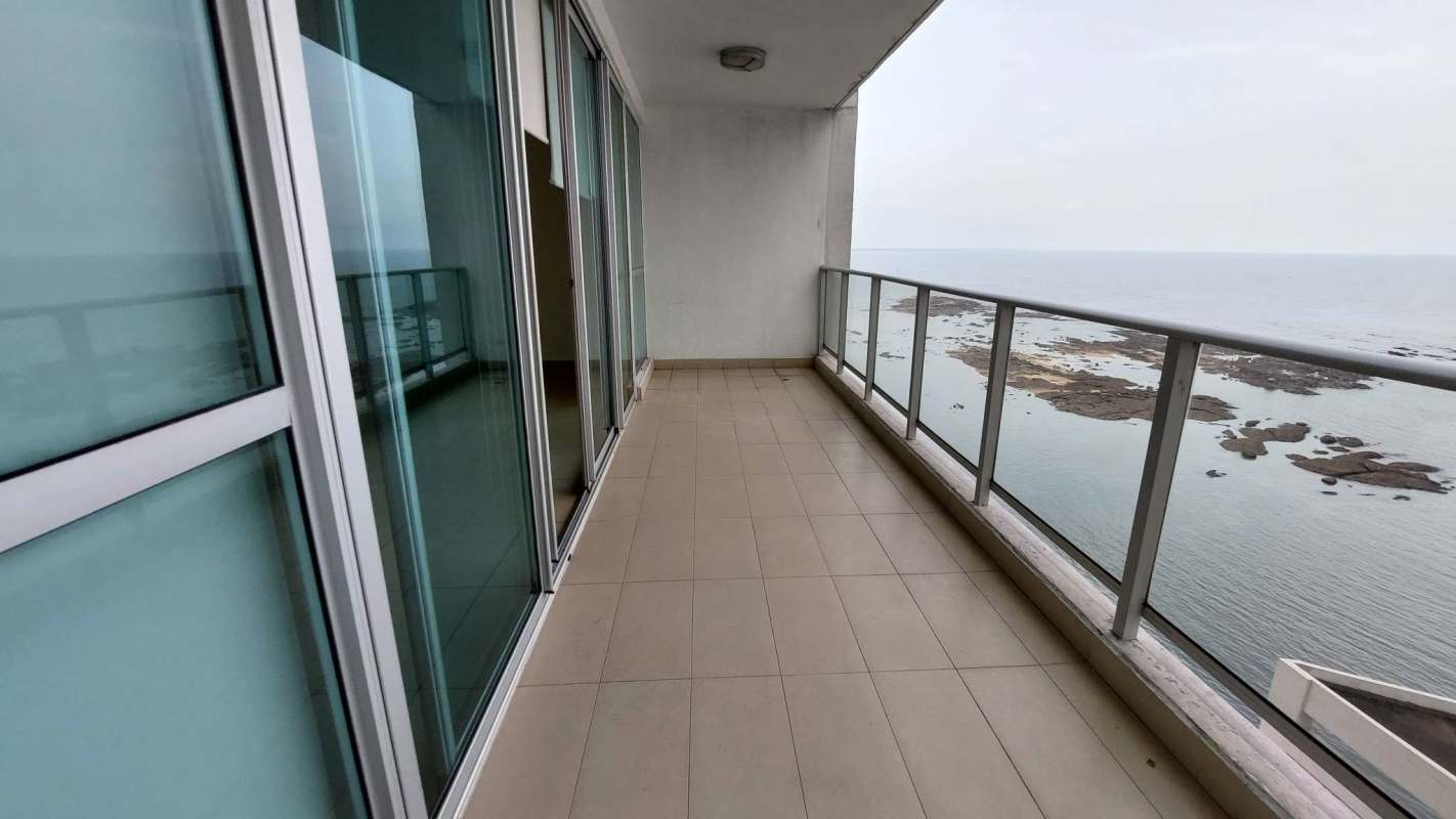Bright spacious living room with floor-to-ceiling windows and ocean views at PH Ocean Club Punta Pacifica Panama