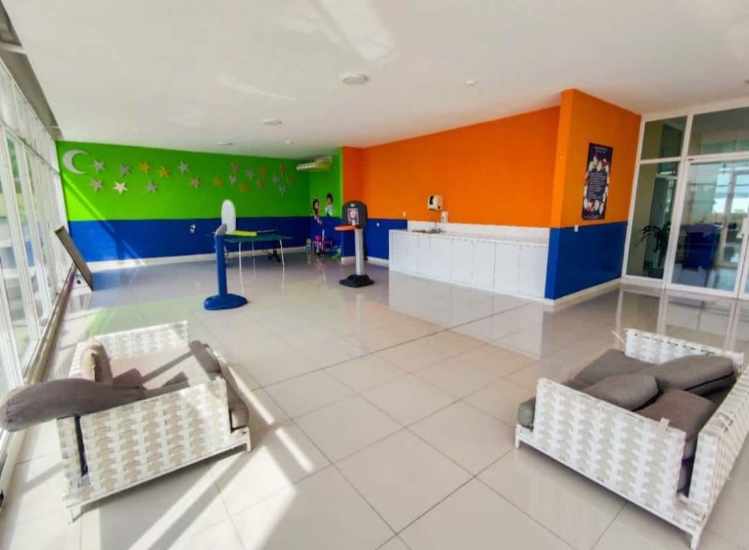 Rooftop balcony with swimming pool and city views at PH Edison Park Panama