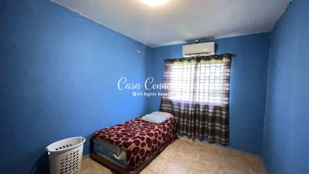 Bathroom with glass enclosed shower, ceramic wall tiles and modern fixtures in San Pablo house