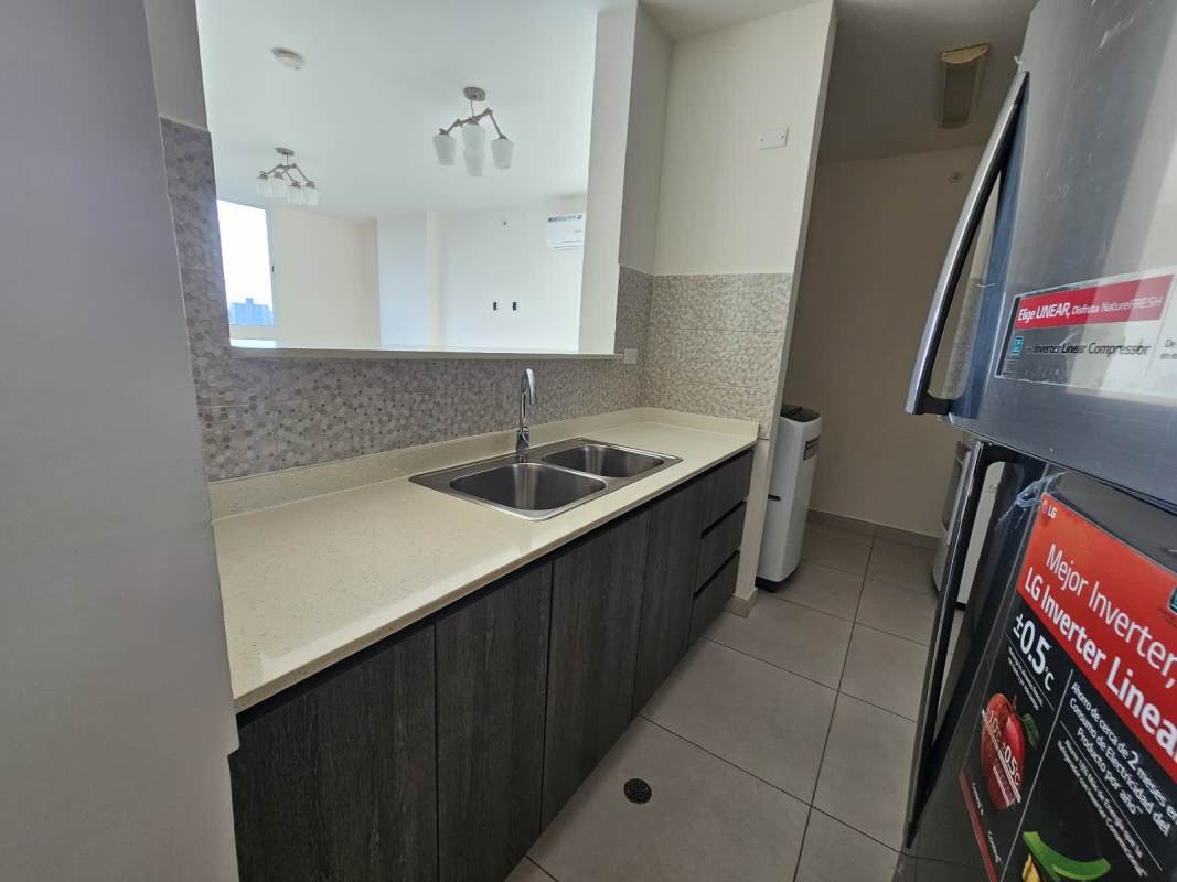 Second bedroom with split AC closet tiled floor at PH Vista Horizonte Panama