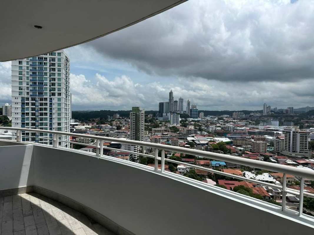 Curved balcony with panoramic skyline view in PH Vista Park apartment El Carmen Panama