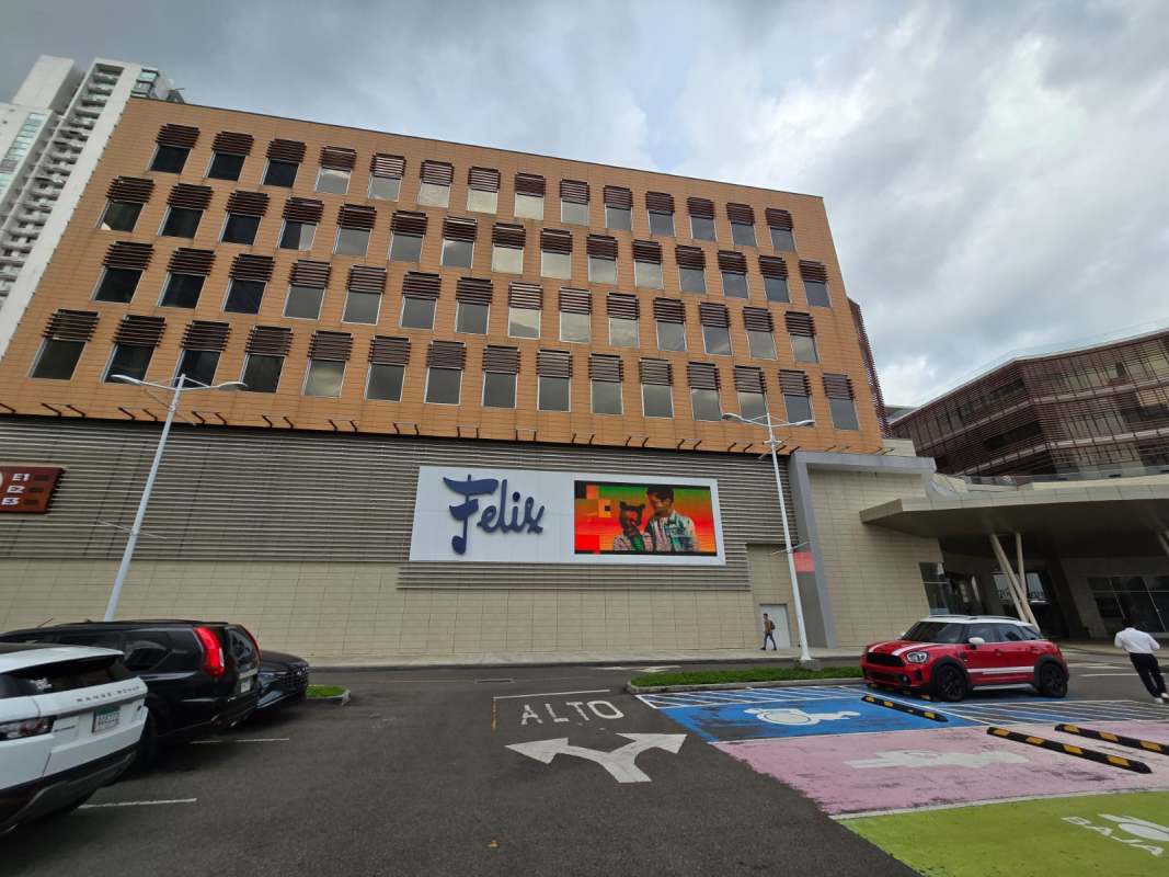 Spacious modern lobby and reception desks in Town Center Costa del Este Business Tower Panama