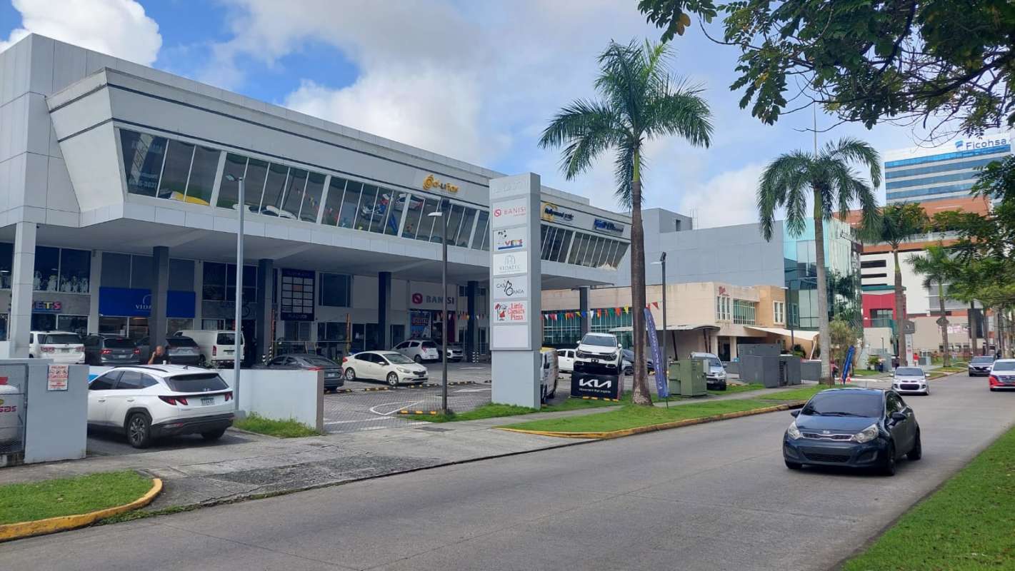 Multiple storefronts and modern commercial design at Plaza 770 in Costa del Este