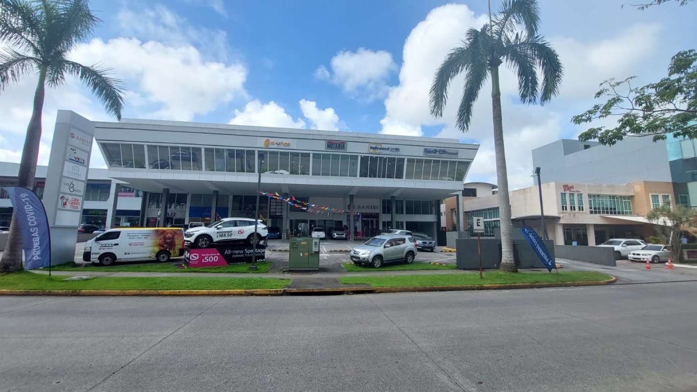 City street with commercial buildings, palm trees, and parking at Plaza 770 Panama