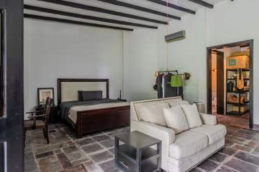 Rustic modern kitchen with granite counters, double island, vaulted ceiling Coclé finca Caribbean style