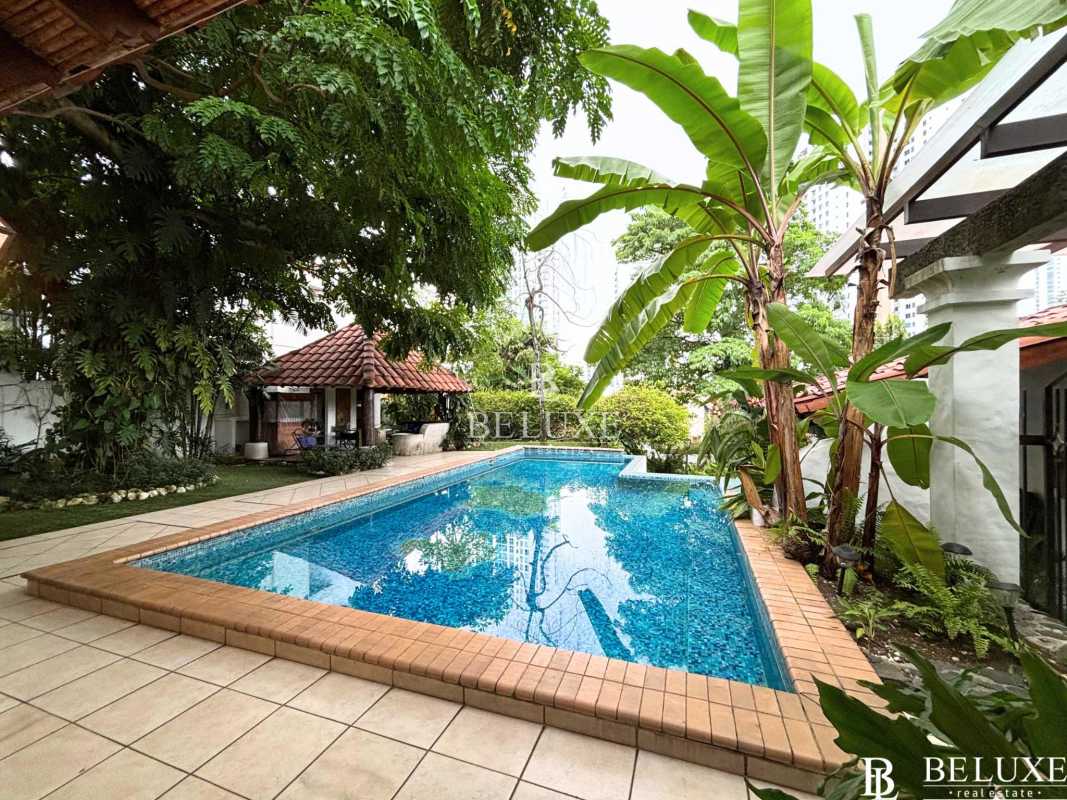 Spacious living room with wood cabinetry and classic decor at Altos del Golf house Panama