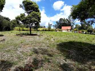 Open grassy lot with distant mountain views in Volcancito Boquete