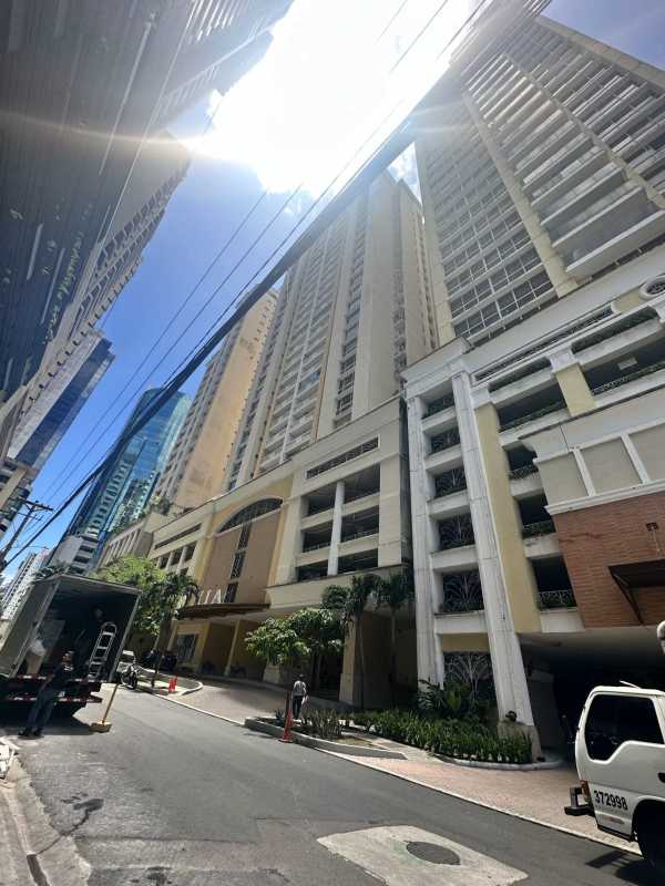 Large master bedroom with ensuite bathroom PH Sophia Tower Obarrio