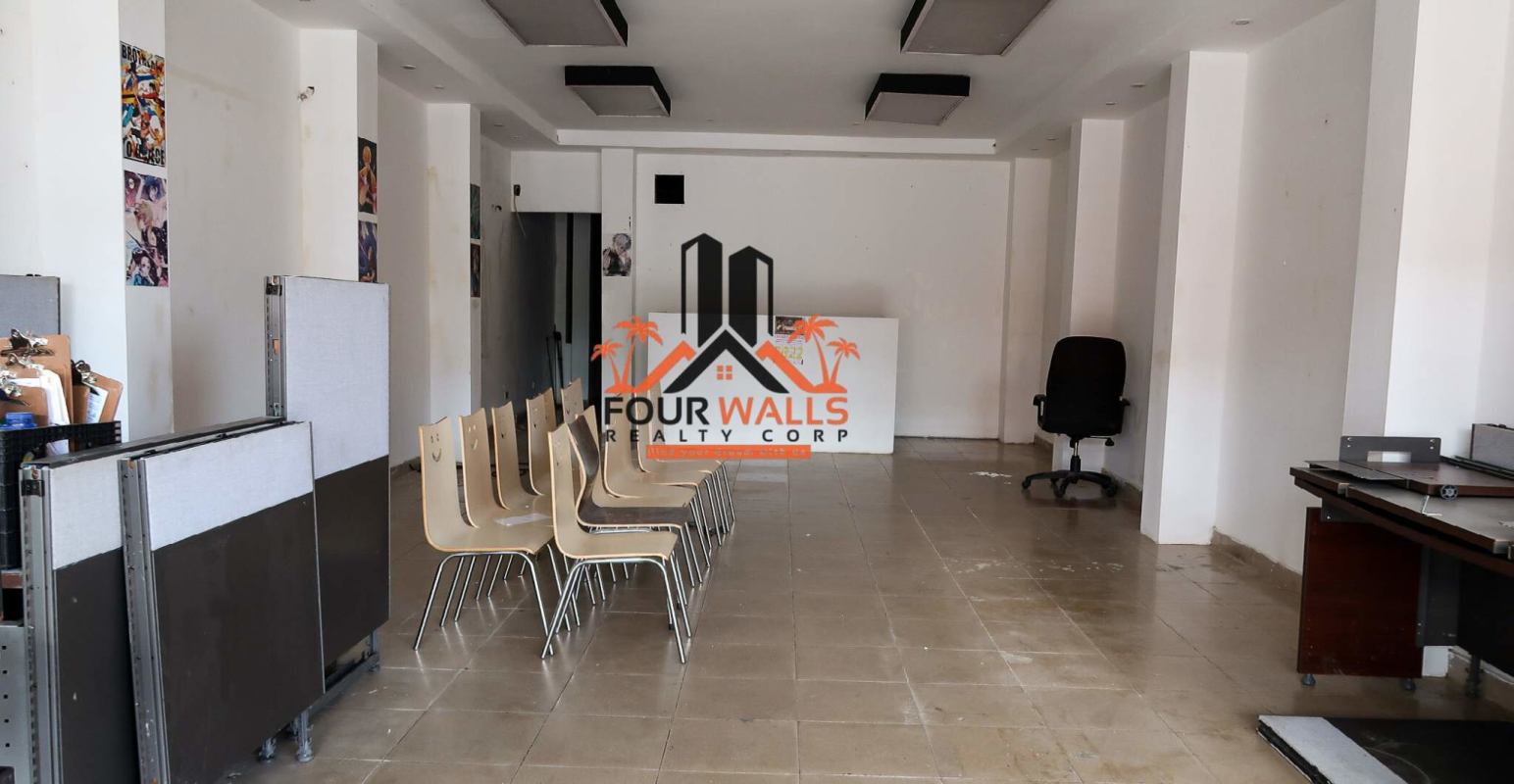 Vacant commercial interior space with tile floors and exposed ceiling at Plaza Los Colores El Chorrillo Panama