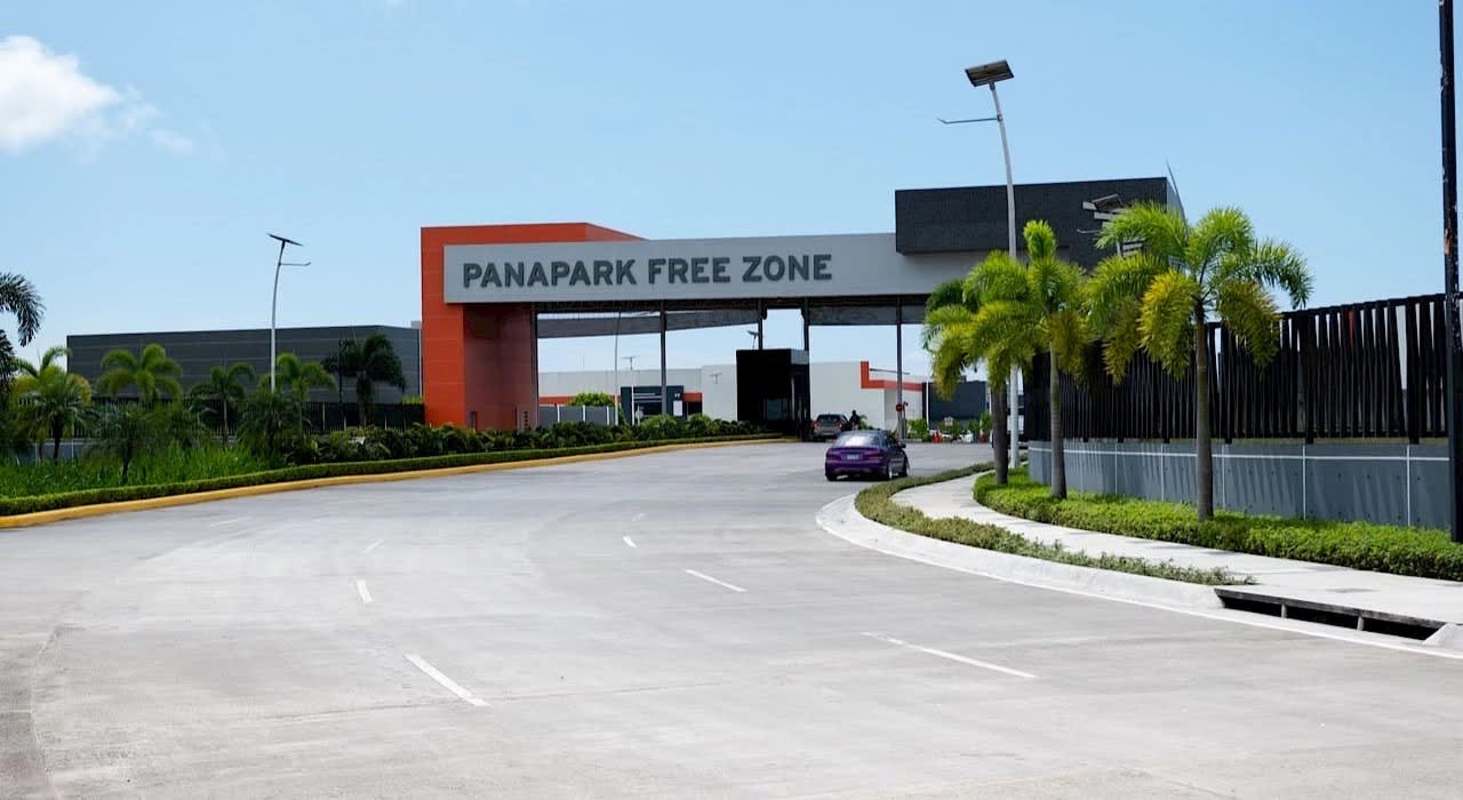 Entrance with Panapark signage, palm trees and security checkpoint at Free Zone in Panama City