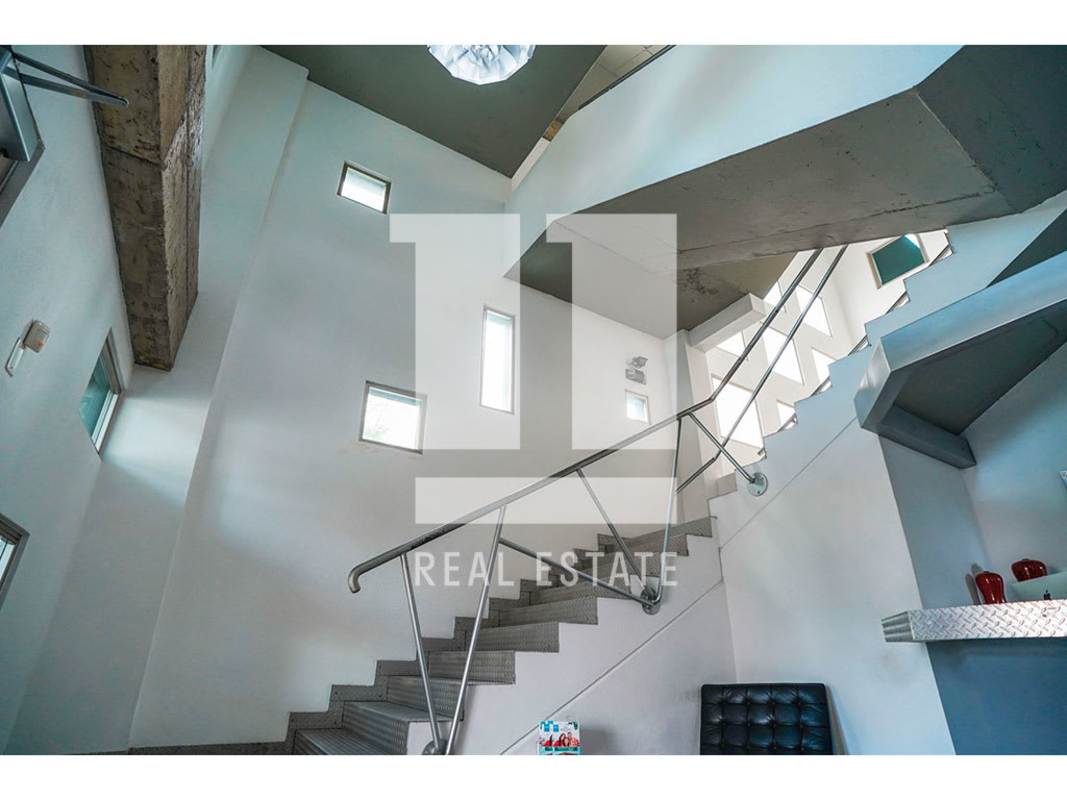 Modern office with chairs, tiled flooring, wall art in Calle 50 Panama