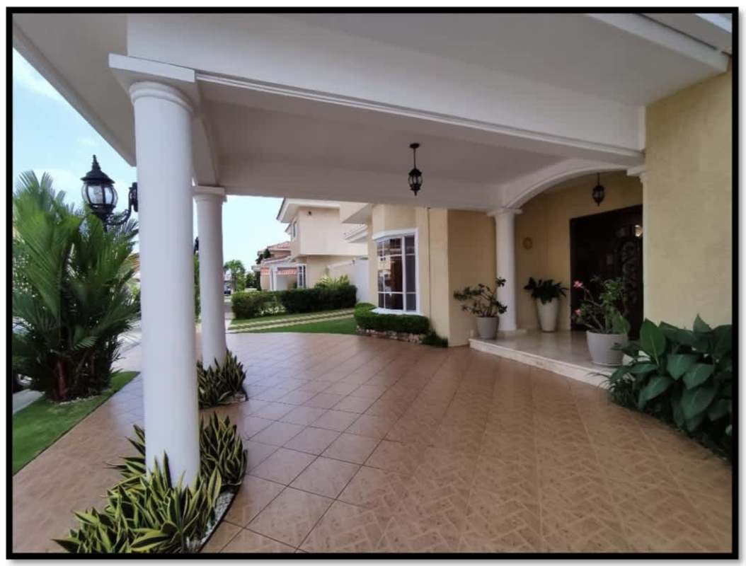 Mediterranean style covered porch with columns and landscaped garden Palmeras del Este Costa del Este